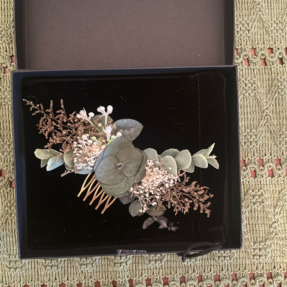 Elegant Floral Hair Comb
